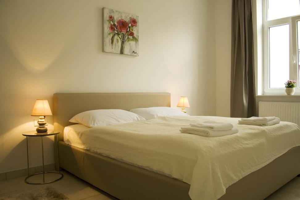 鲜花顶级公寓和客房旅馆 萨格勒布 外观 照片